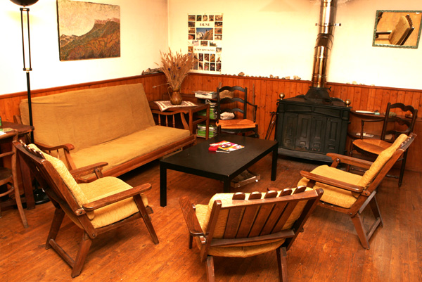 le coin salon avec cheminée